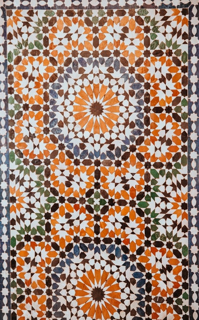 白色、橙色和灰色地毯的特写照片